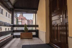 una porta che conduce a un balcone con una pianta in vaso di Hotel Zamkowy a Wałbrzych