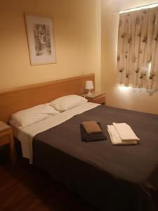 een slaapkamer met een bed met twee handdoeken erop bij Vau Costa Apartment in Portimão