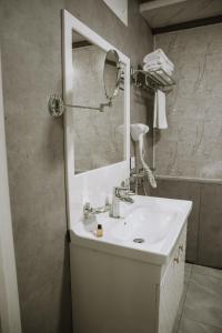 ein Bad mit einem Waschbecken und einem Spiegel in der Unterkunft Address Boutique Hotel Baku in Baku