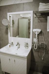 y baño con lavabo y espejo. en Address Boutique Hotel Baku, en Baku