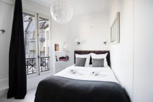 Ліжко або ліжка в номері GuestReady - Cozy and Bright with Notre Dame View