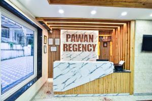 una puerta delantera de un signo de reclasificación prawan en Hotel Pawan Regency Mcleodganj en McLeod Ganj