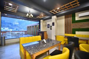 Posezení v ubytování Hotel Pawan Regency- Best Mountain View Hotel In McLeodganj