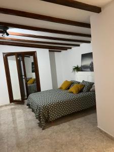 1 dormitorio con 1 cama y 1 sofá en YucaJaus, en Teguise