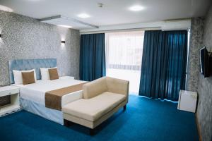 Pokój hotelowy z łóżkiem i krzesłem w obiekcie Address Boutique Hotel Baku w mieście Baku