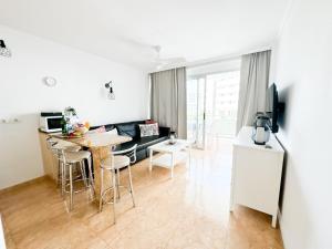 kuchnia i salon ze stołem i krzesłami w obiekcie H4U Apartments - Playa & Dunas w mieście Playa del Ingles
