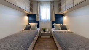 Postel nebo postele na pokoji v ubytování Mobile Homes Lopari