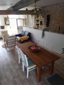 Zdjęcie z galerii obiektu La maison vanillier w mieście Saint-Cyr-du-Bailleul