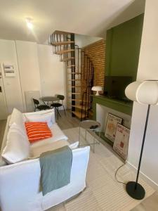 un salon avec un canapé blanc et une table dans l'établissement Le 23, cocon dans le centre historique, à Montauban