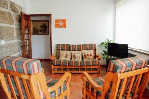 - un salon avec un canapé et deux chaises dans l'établissement Casa da Cabine, à Castelo de Paiva