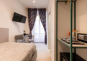 - une chambre avec un lit et un bureau avec un four micro-ondes dans l'établissement My Nice B&B, à Nice