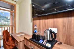Příslušenství pro přípravu čaje a kávy v ubytování Hotel Pawan Regency- Best Mountain View Hotel In McLeodganj