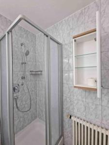 ein Bad mit einer Dusche und einer Glastür in der Unterkunft Cozy Apartment Wi-Fi in Fellbach