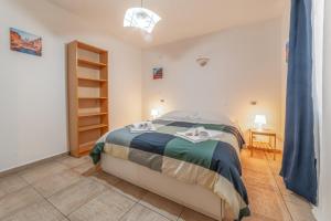 1 dormitorio con 1 cama en una habitación en Casa Sincera - Policlinico Gemelli - Metro Battistini en Roma