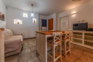 a living room with a kitchen with a table and chairs at Casa Sincera - Policlinico Gemelli - Metro Battistini in Rome