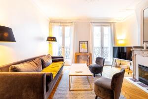 - un salon avec un canapé et une cheminée dans l'établissement GuestReady - Bright stay near Jardin du Luxembourg, à Paris