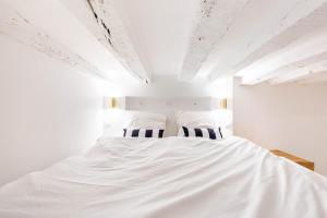 Llit o llits en una habitació de GuestReady: Designer Studio in the heart of Marais