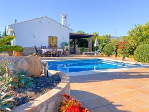 basen w ogrodzie z domem w obiekcie Magic cotagge 5 minutes from Nerja and Frigiliana w Maladze