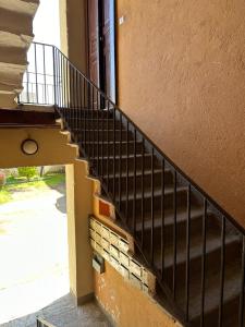 Una escalera que conduce a un edificio con ventana en Ca del Trima, en Melegnano