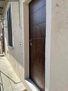 una puerta de madera en el lateral de un edificio en Ca del Trima, en Melegnano