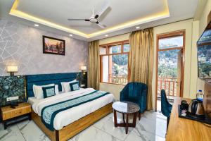 Postel nebo postele na pokoji v ubytování Hotel Pawan Regency- Best Mountain View Hotel In McLeodganj