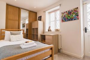 Un dormitorio con una cama con una toalla. en Spacious & well decorated 4 bedroom home near Chester en Saughall