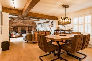 uma sala de jantar com uma mesa de madeira e cadeiras em Spacious & well decorated 4 bedroom home near Chester em Saughall