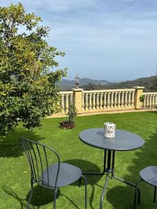 Una mesa con dos sillas y una taza. en Villa ilusión BRAVA, en Lloret de Mar