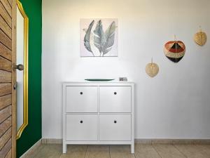パフォスにあるAphrodites Pearl luxury 3 bed apartmentの緑の壁の部屋の白いドレッサー