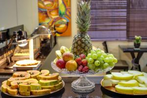 a bowl of fruit on a table with a pineapple at Flat Pietra in Florianópolis