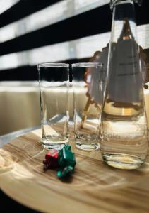 drie glazen op een houten tafel met een speelgoedschip bij Lyndhurst in Margate