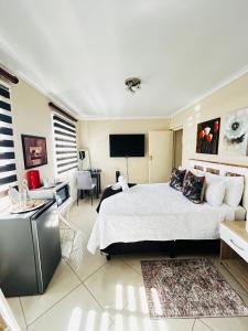 ein Schlafzimmer mit einem großen Bett und einem TV in der Unterkunft Lyndhurst in Margate