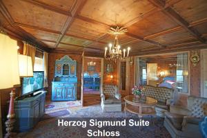 Uma televisão e/ou sistema de entretenimento em Schloss Hotel Fernsteinsee
