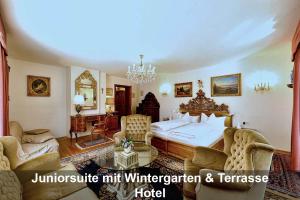 Uma cama ou camas num quarto em Schloss Hotel Fernsteinsee