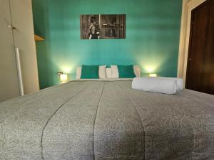 una camera da letto con un grande letto con pareti blu di Colazione da Tiffany a Bussolengo