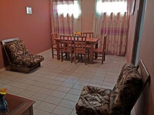 a dining room with a table and chairs at La Casa Discreta Cochabamba in Cochabamba