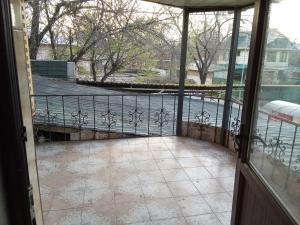 lION HOSTEL tesisinde bir balkon veya teras