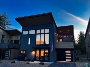 una casa con l'esterno blu di The Lark at the Quarry a Whitefish