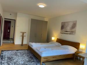 um quarto com uma cama e uma cruz na parede em Amazing 2 bedroom flat: specious and central (Duke2) em Zurique