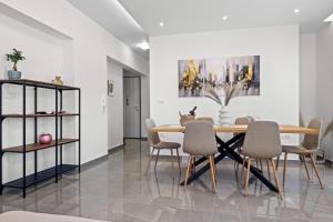 - une salle à manger avec une table et des chaises dans l'établissement Horizon View, à Rhodes