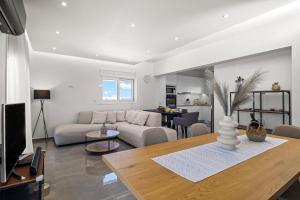 uma sala de estar com um sofá e uma mesa em Horizon View in Ilha de Rhodes