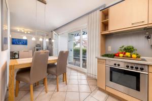 A kitchen or kitchenette at FeWo Seaside