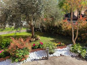 een tuin met bloemen en planten in een tuin bij CARLA' S HOUSE in Anzola dell'Emilia
