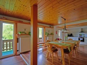 cocina y comedor con mesa y sillas en Holiday home Scharzwald en Hinterfalkau