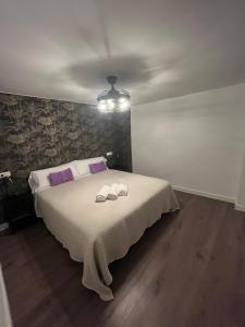 1 dormitorio con 1 cama con 2 toallas en Gran Vía Urban Apartments, en Madrid