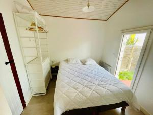 a bedroom with a bed and a book shelf at Villa Arcachon, 4 pièces, 6 personnes - FR-1-433-69 in Arcachon