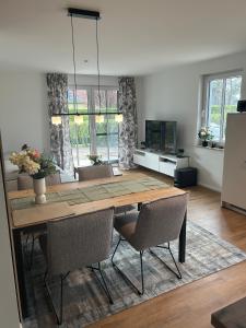 a dining room with a table and chairs at Ostseemöwe NEU in Zingst