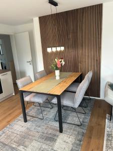 a dining room with a wooden table and chairs at Ostseemöwe NEU in Zingst