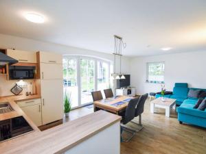 Kuchyň nebo kuchyňský kout v ubytování Holiday home Maja am See