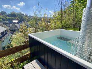 - une piscine sur le balcon d'une maison dans l'établissement Williaduct Modern retreat, à Willingen